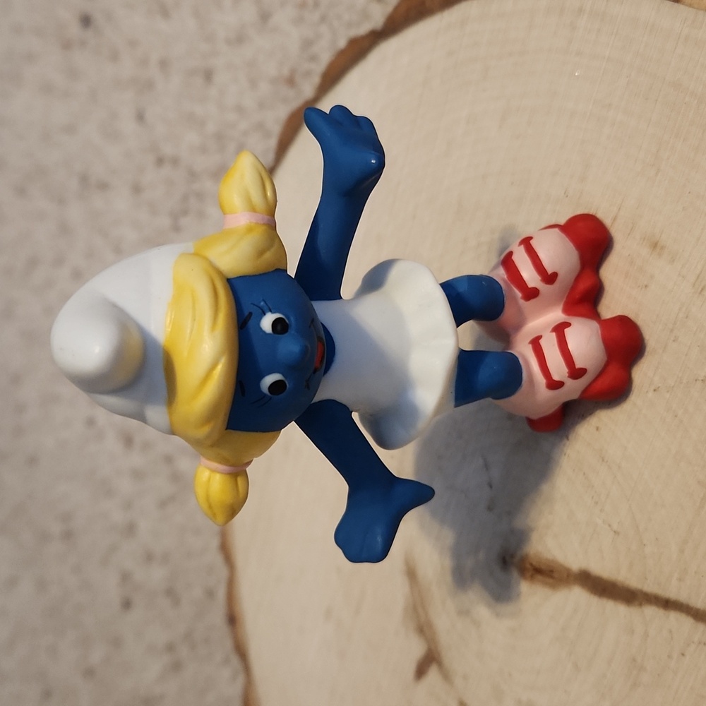 Wallace & Berrie Smurfette on Rollerskates Porcelain Figurine 1982